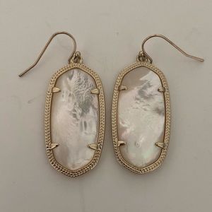 Kendra Scott Elle Gold Drop Earrings in Mother of Pear